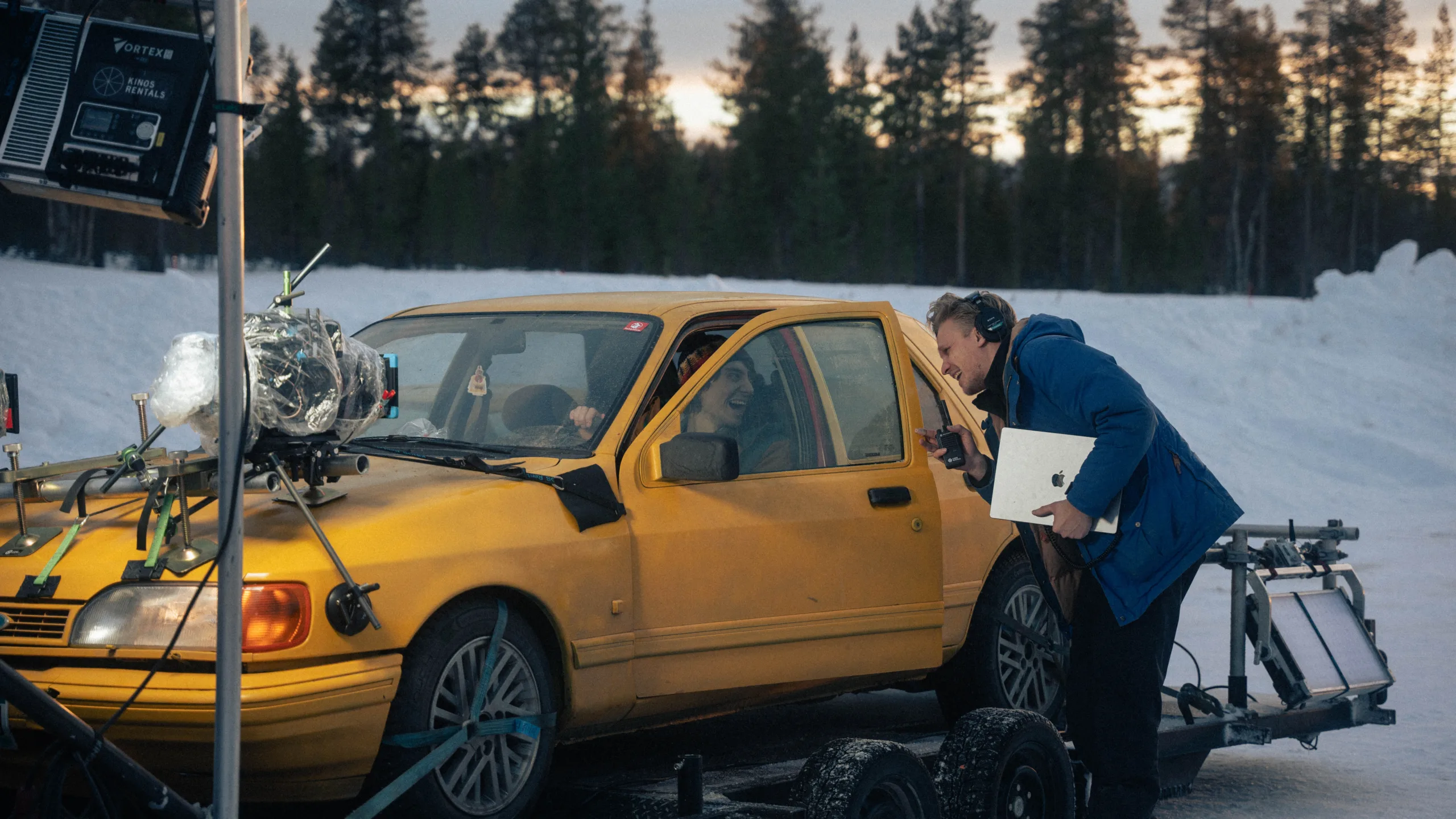 Joey Palmroos ohjaa pääosanäyttelijä Alexander Arnoldia elokuvan "Delivery Run" kuvauksissa Ylläksellä, Lapissa.